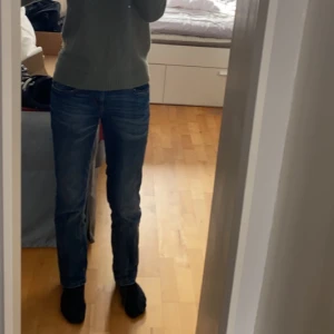 Lågmidjade jeans - Säljer dessa snygga bootcut lågmidjade jeans. Använda Max 1 gång dvs inga defekter. Köptes för 200! Hör av er vid funderingar eller fler bilder💕