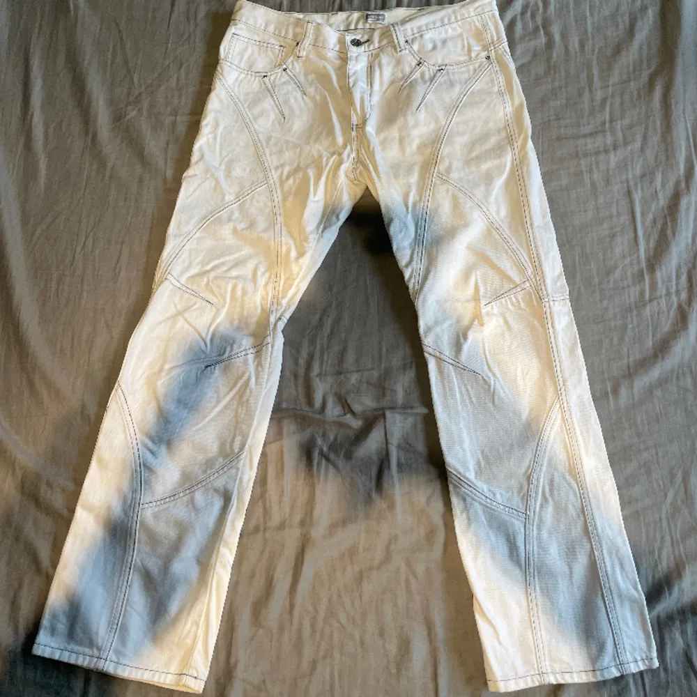 Vita jeans med detaljer som mönstrar sig med benen, originalpris 1000kr. Mått i DM. Jeans & Byxor.