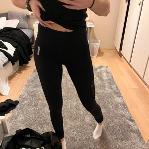 Gymshark - Säljer mina gymshark tights, storlk S men skulle också passa en XS. 