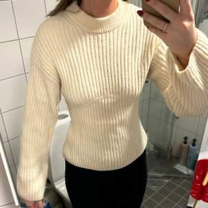 Säljer en varm beige stickad tröja från Gina tricot, storlek S. Tröjan går upp i halsen, har en tunn söm under brösten och lite vidare ärmar. Samt är jätte skön och sticks inte! Tröjan är i nyskick då den endast är använd 1-2 gånger.