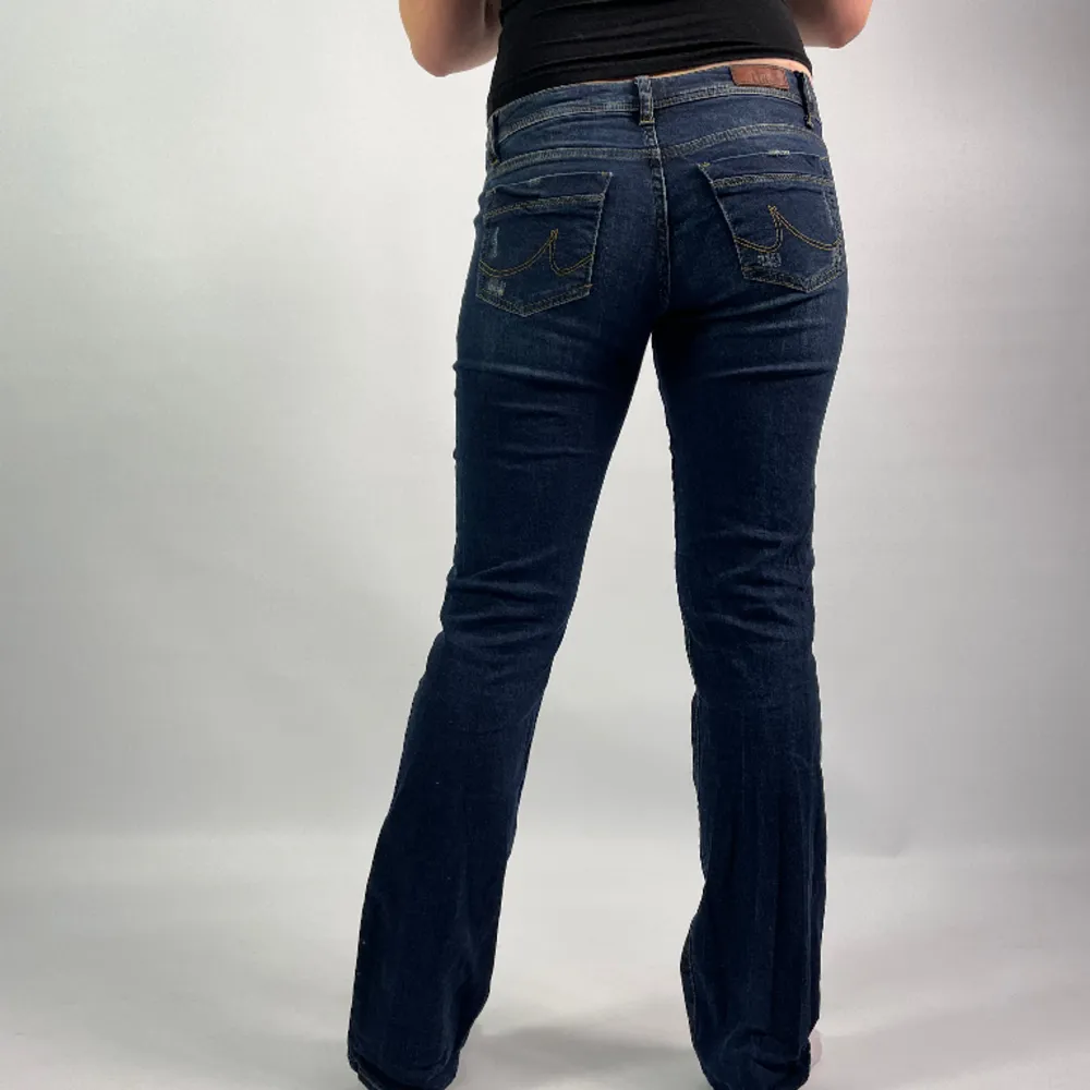 21. Valerie LTB jeans   Pris: 499 kr Frakt: 60 kr  Storlek: W29 L34  Midja tvärs över: 40 cm Innerbenslängd: 83 cm  Första modellen är 175 cm lång och bär vanligtvis storlek 38/40. Jeans & Byxor.