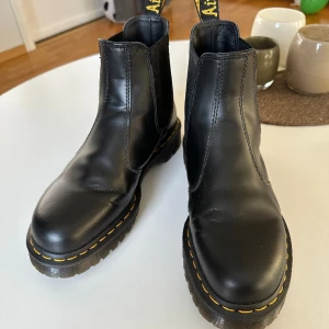 Dr. Martens kängor **Kanonskick** - Hej.   Har ett par Dr martens som jag knappt använt. Riktigt fint skick, se bilder för skick.   Modell: 2976 Bex Smooth Storlek: 42 Inköpta: dec 2022, använda vid max 10 tillfällen. 