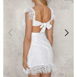 Säljer denna vackra klänning från Dennis Maglic pga den enkla anledningen att den är för kort. Jag är runt 172 och skulle rekommendera den för er som är under 168! Aldrig använd endast provad! Nypris 900 kr köpt för 1499 kr. 