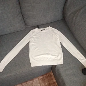 Tröja från newyorker   - Använd ca 5 gånger säljer pågrund av att den inte används längre. Köpte för ca 150-200kr 💞