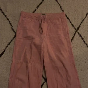 Manchester byxor - Rosa byxor från Weekday köpt second hand💗