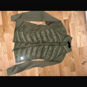 Tunn softshell jacka - Använd 2 gånger så den är hel och fräsch! 