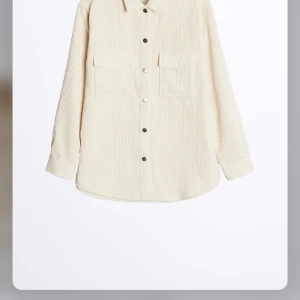 Manchesterskjorta Gina tricot - Cory corduroy shirt💞En jättehäftig manchester skjorta i beige som fungerar lika bra som jacka när det är lite varmare ute! Den är i bra skick men knapparna är lite repiga. 
