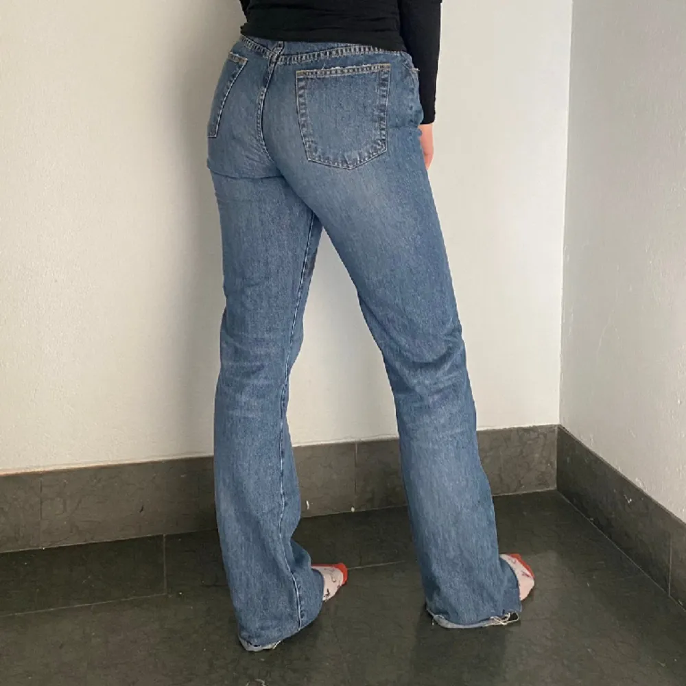 Supersnygga jeans från Cavalli med coolt tryck på ena benet. Jeansen är omsydda så att midjan ska vara lägre. Midjan är även insydd till 74 cm, Innerbenslängden: 86 cm. Det är raw cut så går lätt att klippa benen kortare  och justera efter önskad längd. . Jeans & Byxor.