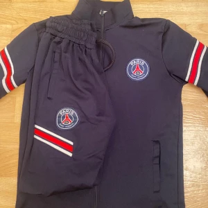 psg träningsoverall - Setter är i storlek 164/XS , har bara används tre gånger. Vid frakt så står köparen för det💕