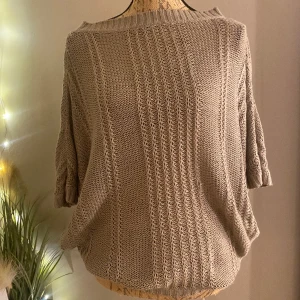 Stickad tröja - Super fin kortärmad stickad tröja ifrån VILA, säljes pga ingen användning, liten i storleken 