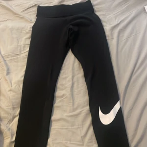 Svarta NIKE tränings byxor. - Jätte sköna träningsbyxor. Inte används någon gång. 