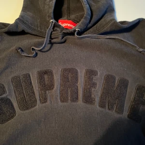 Old School Supreme hoodie - Nypris 1999kr  Helt svart med kamouflerad supreme logga. Skick: 8/10