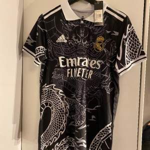 Helt ny svart Real Madrid tröja med drakmönster. Storlek S