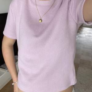 Ljus rosa stickad tröja som jag har köpt här på Plick (lånad bild) skulle säga att den är st Xs men passar även S, använd några få gånger utan några defekter🙌🏻⭐️Tryck gärna på köp nu!