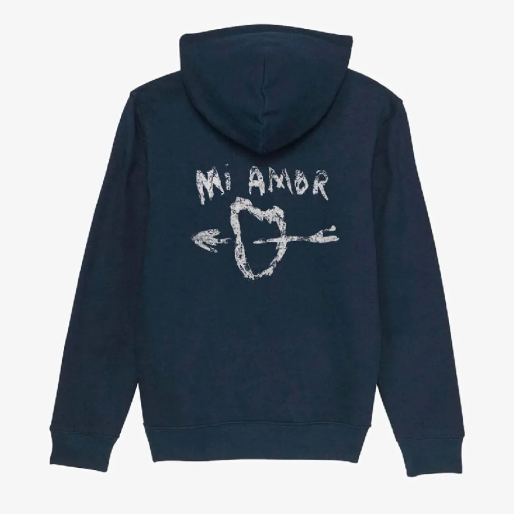 Säljer min Mi Amor hoodie som knappt är använd!!💙. Hoodies.