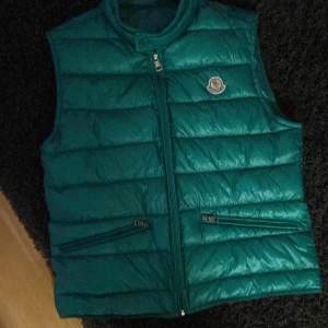 Grön moncler väst ovanlig färg, säljer pågrund av ingen användning, kom privat för mer bilder, byten tas, skick 8/10