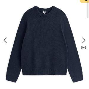 Ylletröja från Arkets herravdelning. Storlek M, sitter oversized på mig som har S-M i damstorlek.Köpt för 790kr i slutet på Oktober men har inte fått användning av den, använd ca 5 ggr så väldigt små tecken på användning (Befintligt skick)Jättebra kvalité