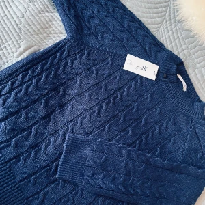 Stickad blå tröja - Jätte fin tröja från design by Si, säljer på grund av att den var i fel storlek och då frakten tillbaka var väldigt dyr. Ny pris var runt 400kr❤️