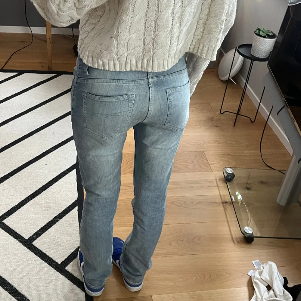 Väldigt väldigt snygga lågmidjade jeans från tiger of sweden!! strlk 31/32 men passar för mig som är S/XS!! knappt använda och i jättebra skick. Jeans & Byxor.