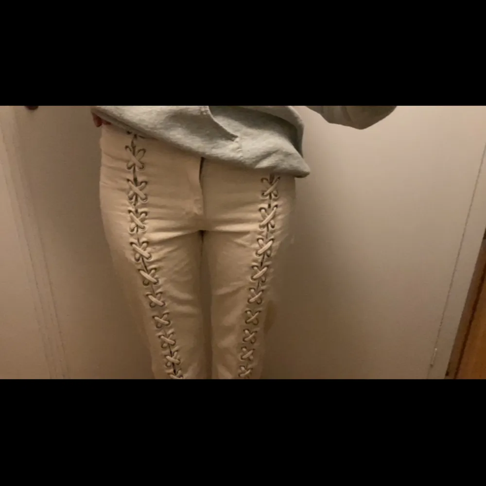 Säljer dessa sjuuuukt coola, eftertraktade jeans från hm😍De är slutsålda på hemsidan🌸 Jag är 171 cm lång😍. Jeans & Byxor.