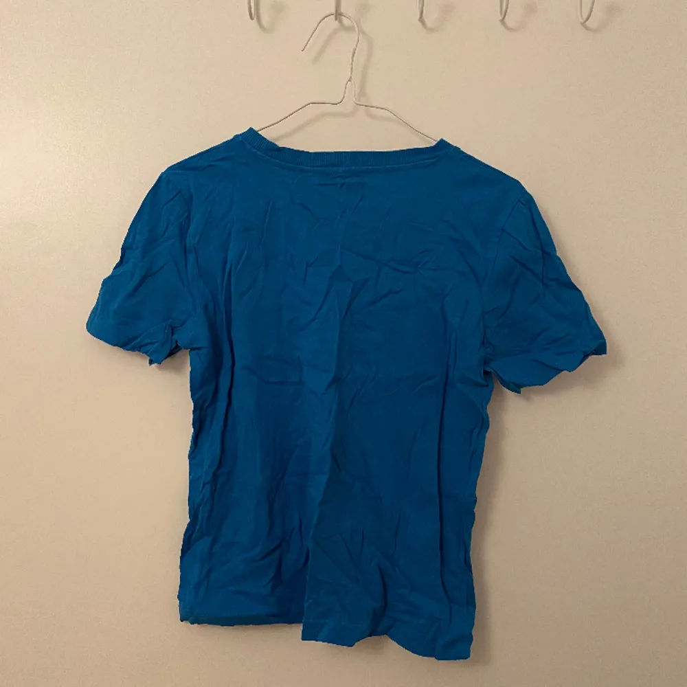 Blå t-shirt från Zara. T-shirts.
