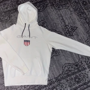 Gant hoodie - Gant hoodie vit storlek M säljs i mycket bra skick