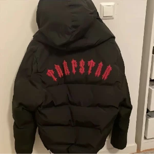 Trapstar jacka (röd) - Trapstar jacka röd, skit bra kvalite vill sälja den för att jag har köpt en ny jacka, om du är intresserad, skriv..