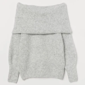 Off shoulder tröja - Fin stickad off shoulder tröja från hm!💗sparsamt använd, säljer då den är lite för stor för mig😊