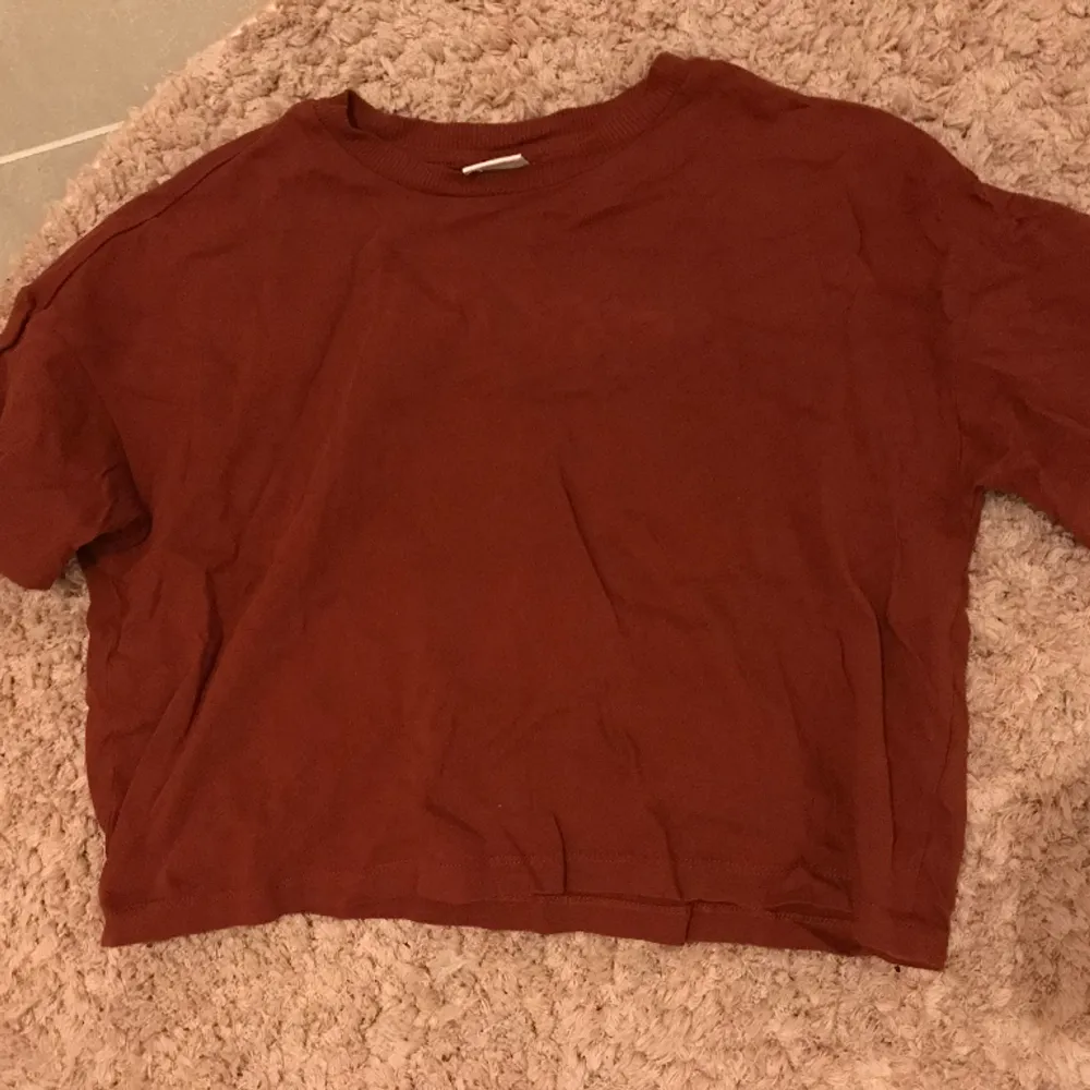 Jämn och fin rödbrun tröja i strlk S. Knappt använd. Den är lite croppad❤️. T-shirts.