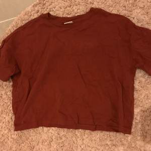 Jämn och fin rödbrun tröja i strlk S. Knappt använd. Den är lite croppad❤️
