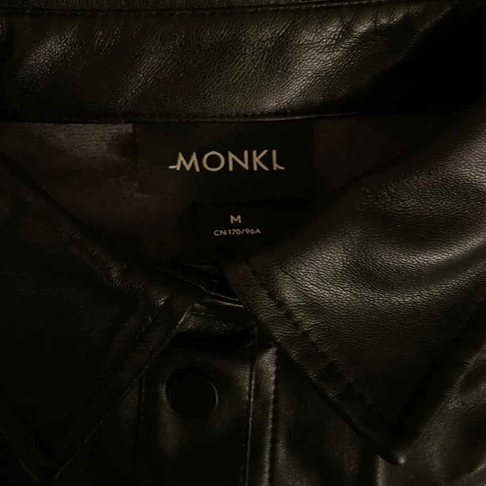 Fake skinn skjorta från Monki, funkar att använda som både tröja och tunnare jacka. Toppen skick!💗. Skjortor.