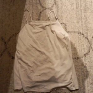 Linne - Söt vit crämig linne. Snygg o perfekt till sommaren