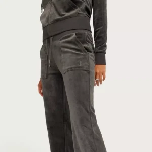 Juciy Couture, mjukis dress - (Bilden är från en hemsida!) Säljer mitt mörk grå juciy sett, både byxor och jacka. Använt men väl omhändertaget, används inte längre därav säljer jag det 🩷 Byxorna, M, 800kr + Jackan (knappt använd), L, 700kr
