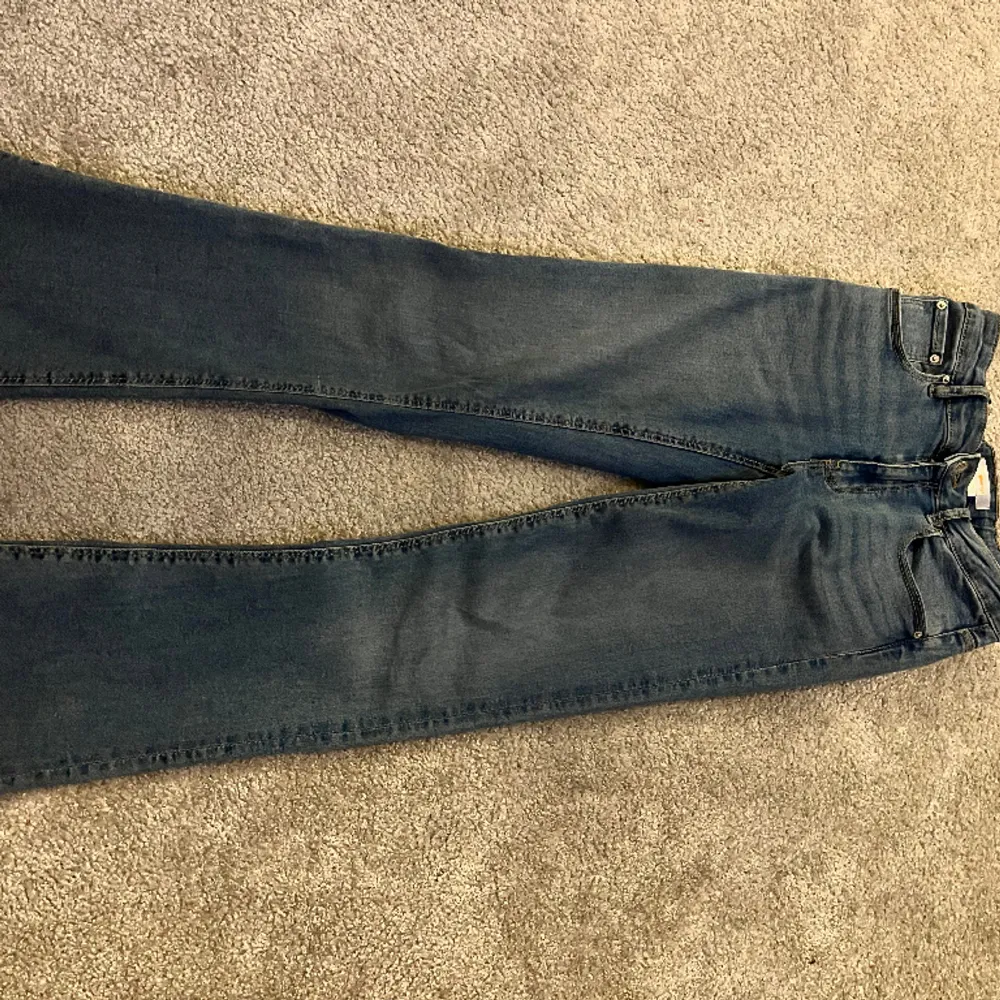 Jag säljer mina jeans då det tyvärr blivit försmå. Superbra Skick och används ungefär 3 gånger💗. Jeans & Byxor.
