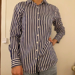 New house skjorta - Säljer denna superfina newhouse bomullsskjorta i gott skick, för ett superbra pris! Klassisk passform och rundad nederkant🫶just denna modell finns inte längre men nypris på liknande modell (elina) ligger på 1699 kr så först till kvarn!😍