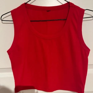 Röd croptop👌🏼❤️ - Supersnygg ribbad croptop som är helt och hållet oanvänd! Vet inte vilken storlek det är i och med bortklippt lapp, men skulle säga att det är M😊