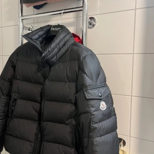 Moncler himalaya - Storlek 1 Passar mig som är 177 väger 67kg Toppskick  Endast lite stitching på cartoon Köpt av kaspersheat för isch 7000