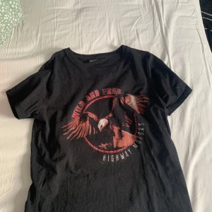 T-shirt - Säljer denna fina t-shorts från Gina. Använt ett fåtal gånger så nästan helt ny. Tror inte den finns kvar längre på Gina då jag har haft den ett tag. Vet inte vad jag köpte den för därför priset