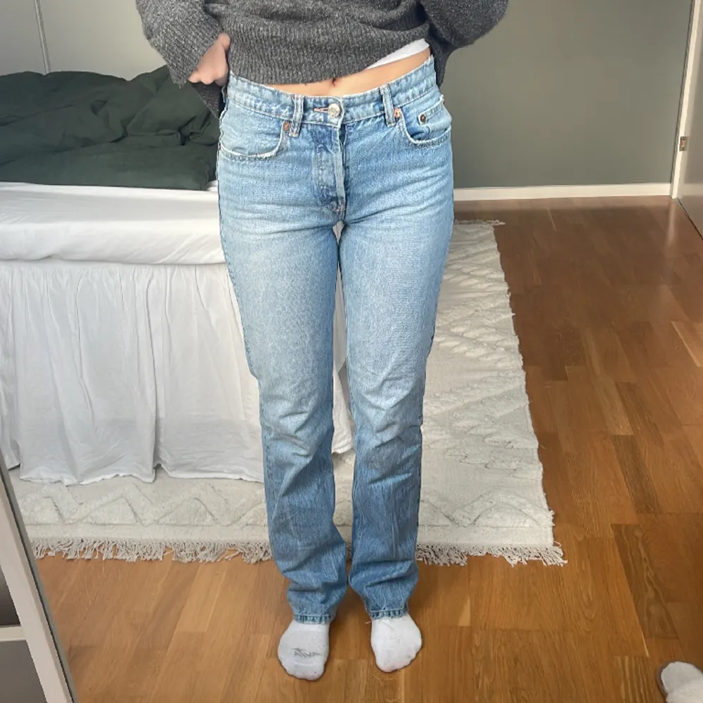 Midrise jeans - zara - storlek 36 - jag är 170. Jeans & Byxor.