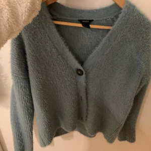 Stickad kofta  - Säljer denna fina kofta från Lindex då den inte kommer till användning längre 