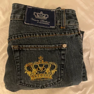 Victoria Beckham jeans - Lågmidjad Victoria Beckham jeans i väldigt bra skick. Inga skador. Jag är 167 cm lång.