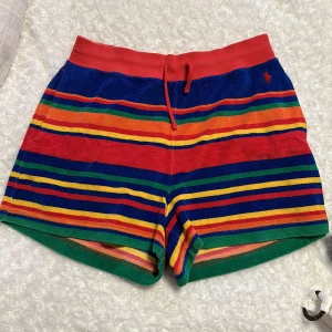 Ralph Lauren shorts - Otroligt bekväma shorts från Ralph Lauren. Högmidjade och ger en väldigt fin figur som jag tror är tack vare det breda ”resåren” i midjan och hur dom är skurna längs benen. Väldigt snygga på! Finns även en matchande tröja
