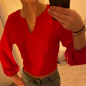 Blus - Röd blus från Lindex. I princip oanvänd.