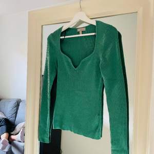 Grön tröja ifrån H&M i storlek S. Så fin men säljer då den är aningen för stor för mig. Använd ett fåtal gånger. Det är stretchigt material så skulle säga att den kan passa M också. 
