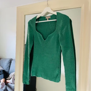Tröja ifrån H&M - Grön tröja ifrån H&M i storlek S. Så fin men säljer då den är aningen för stor för mig. Använd ett fåtal gånger. Det är stretchigt material så skulle säga att den kan passa M också. 