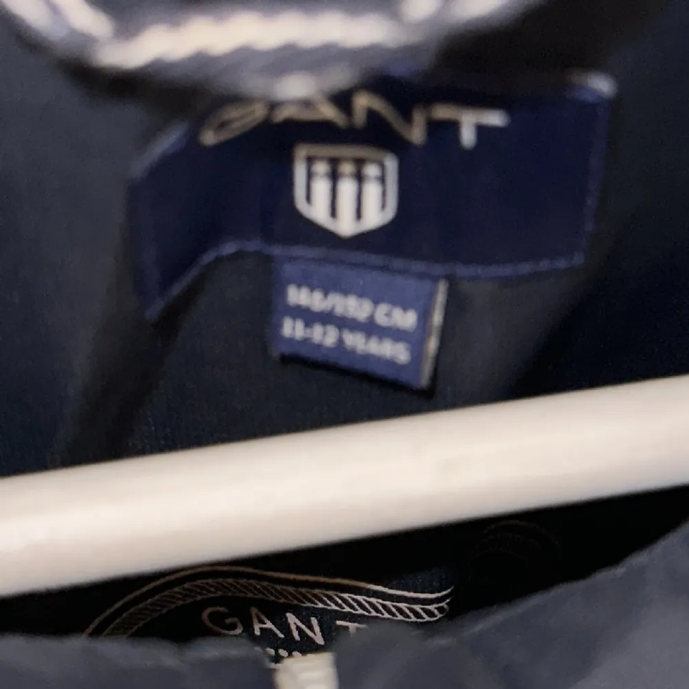 En gant vårjacka i marin blå med reflexer storlek 146/152. Jackor.