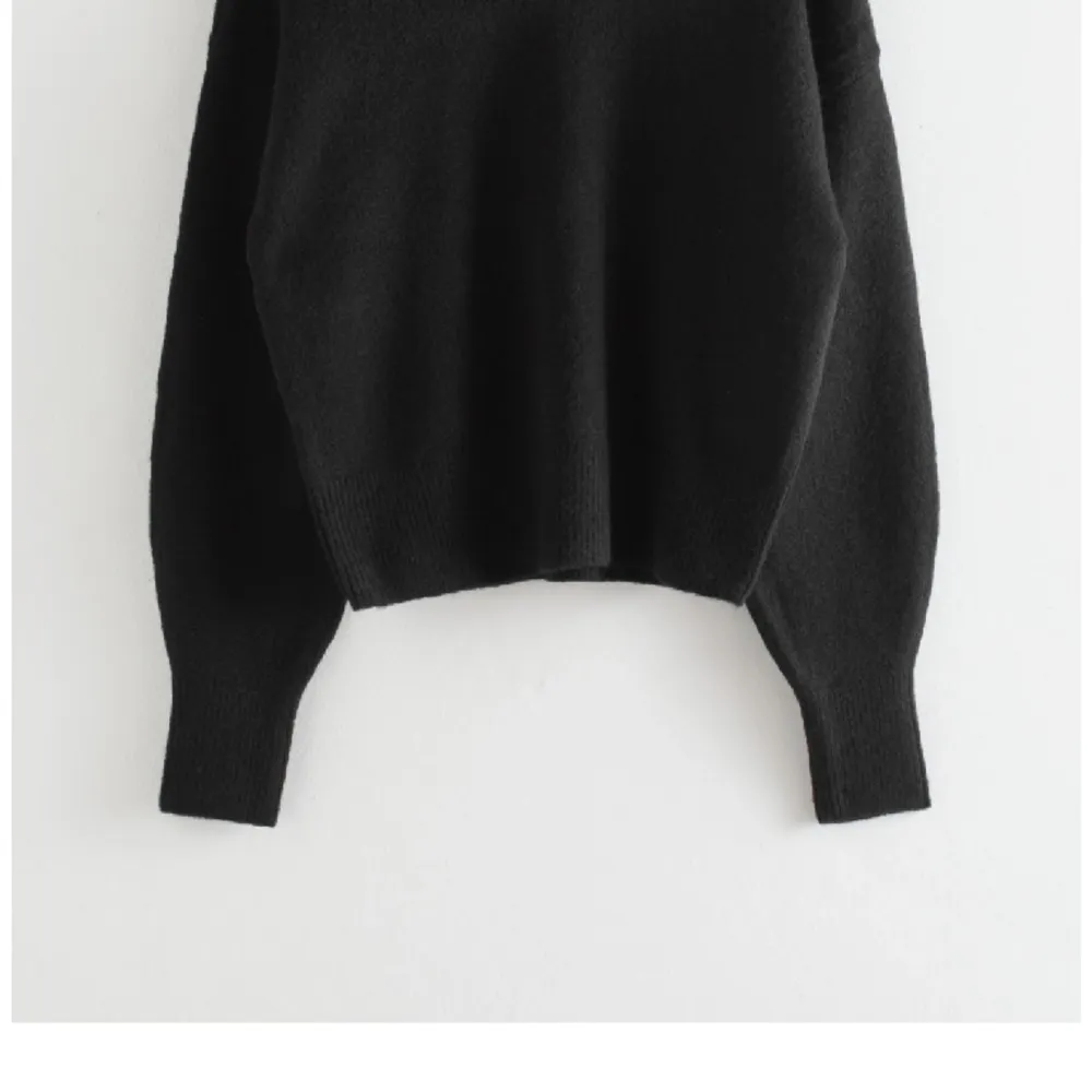 Säljer denna helt slutsålda tröjan då den tyvärr inte kommer till användning längre!! Helt perfekt tröja nu till vintern!🩷 Nypris 490. Tröjor & Koftor.