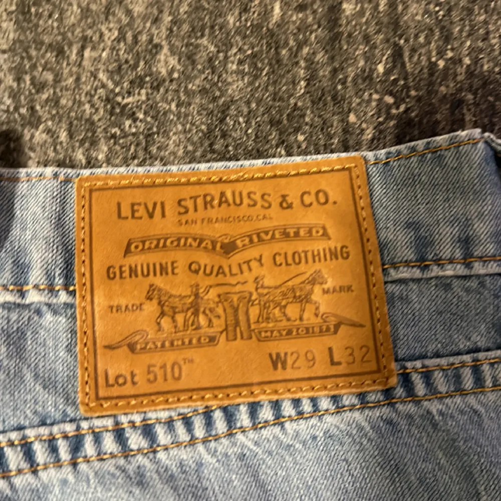 Ett par levis jeans se storlek på bilden . Jeans & Byxor.