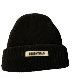 ”Essentials” mössa - Passande nu till vinter oanvänd i nytt skick  Varmt och skönt material