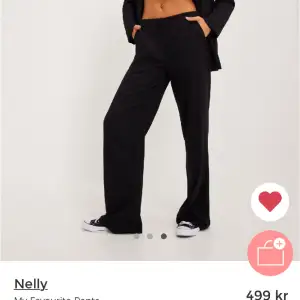 Säljer dessa snygga lågmidjade kostymbyxor från Nelly i storlek M då dom tyvärr var lite för långa för mig. Dom är aldrig använda endast provade med prislapp på.